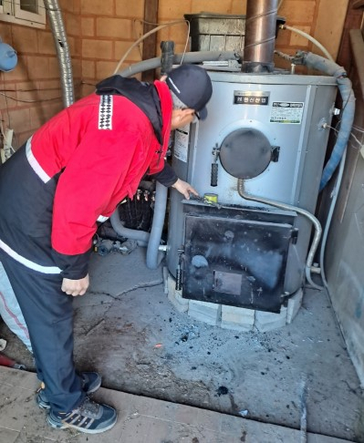 봉화군이 산불 예방을 위해 지역 화목보일러 사용 가구를 대상으로 일제점검을 진행하고 있다. 봉화군 제공