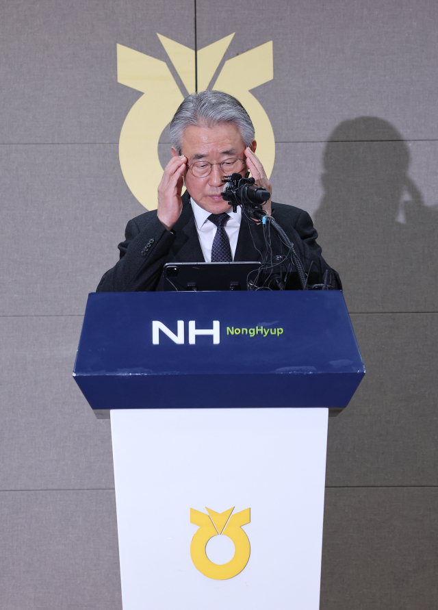 강호동 농협중앙회장이 13일 서울 중구 농협중앙회에서 농림축산식품부가 지난 8일 발표한 농협중앙회에 대한 특별감사 중간 결과와 관련해 대국민 사과를 하고 있다. 연합뉴스