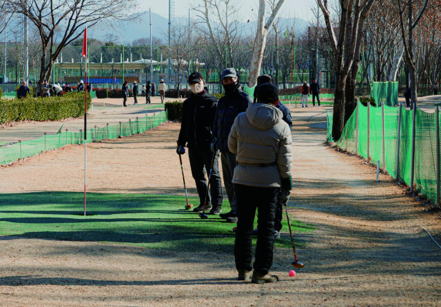 지난 6일 대구 북구 서변동 강변파크골프장에서 사람들이 파크골프를 즐기고 있다. 이화섭 기자.