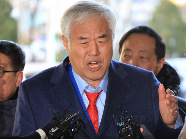 사랑제일교회 전광훈 목사가 13일 서울서부지방법원에서 열린 구속 전 피의자 심문에 출석하며 기자의 질문에 답하고 있다. 연합뉴스