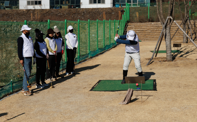 지난 9일 영진전문대 파크골프경영과 학생들이 파크골프 티샷 실습을 하고 있다. 이화섭 기자.
