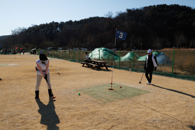 지난 9일 영진전문대 파크골프경영과 학생들이 퍼팅 연습을 하고 있다. 이화섭 기자.