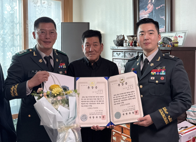 6·25 전쟁 당시 전공을 세운 참전용사 고 양귀상 이병의 가족이 70여년 만에 화랑무공훈장과 훈장증을 전달 받았다. 육군 50사단 제공