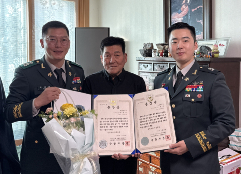 6·25 참전 故 양귀상 이병 가족, 70여년 만에 '화랑무공훈장' 전달받아