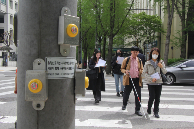 시각장애인 음향신호기에 보행시간 알려주는 '맞춤 안내' 도입