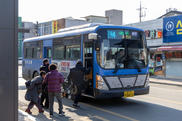 대구시 편입 이후 군위군은 광역 대중교통체계에 편입됐지만, 군위군 내에서 운행하는 마을버스는 여전히 시내버스 준공영제에서 벗어나 있다. 군위읍내에서 주민들이 마을버스를 타고 있는 모습. 군위군 제공.
