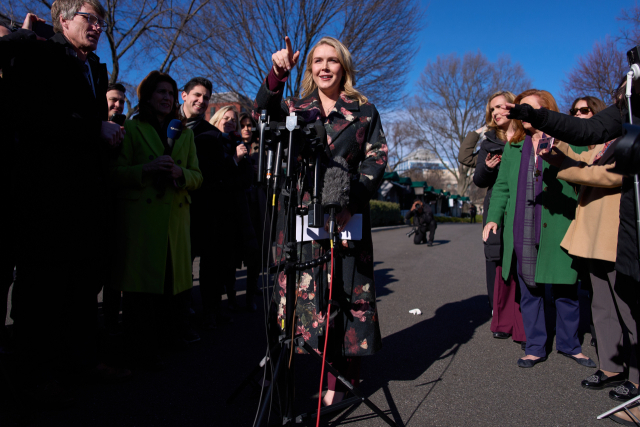 12일(현지시간) 미국 워싱턴DC 백악관 앞에서 캐롤라인 레빗 백악관 대변인이 기자들의 질문에 답변하고 있다. AP 연합뉴스