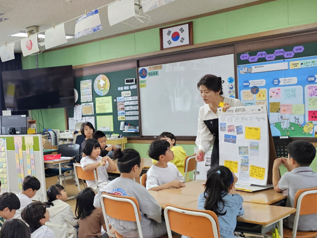 대구 군위초등학교는 지난 9일 국제 바칼로레아(IB) 본부로부터 IB 월드스쿨로서 승인을 받았다. 군위초 학생들이 탐구 기반 학습에 참여하고 있는 모습. 대구시교육청 제공