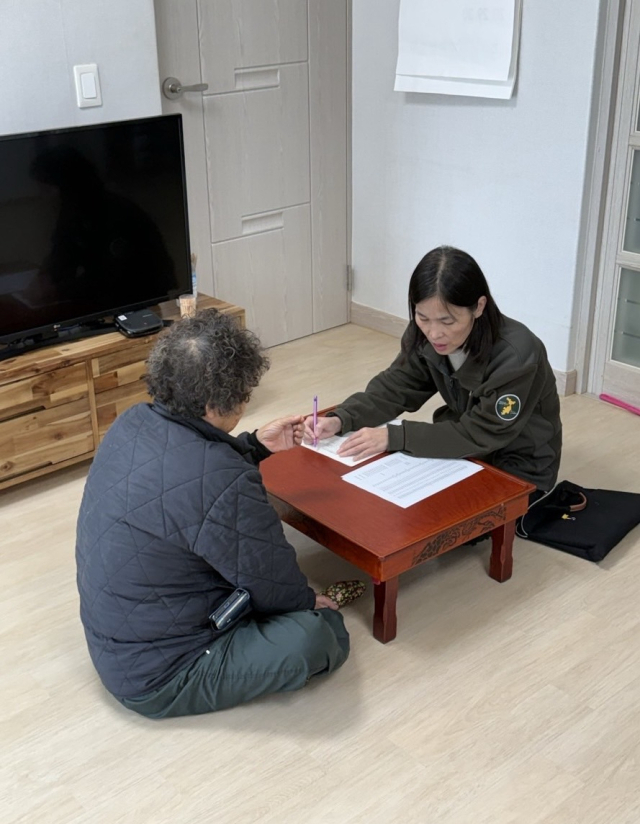 군위군보건소 치매안심센터는 이달부터 지역 내 5개 면 주민들을 대상으로 