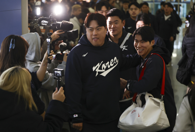 류현진(왼쪽), 김혜성을 비롯한 한국 야구대표팀 선수들이 지난 9일 인천국제공항 1터미널에서 월드베이스볼클래식(WBC) 1차 캠프지인 사이판으로 출국하고 있다. 연합뉴스