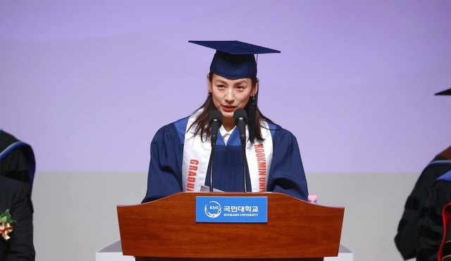 이효리가 2024년 2월 14일 모교인 서울 성북구 소재 국민대학교에서 열린 2023학년도 전기 학위수여식에서 축사를 하고 있다. 당시 