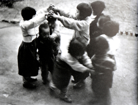 [매일신문 전국 어린이  사진공모전 70년]<1958년 4회>특선1석 이규성 작 '동대문놀이'