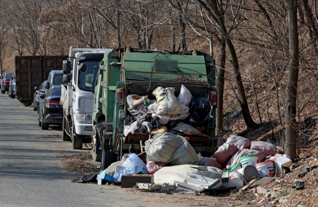 동구 자원재활용센터 인근 화물차·쓰레기…수년째 방치