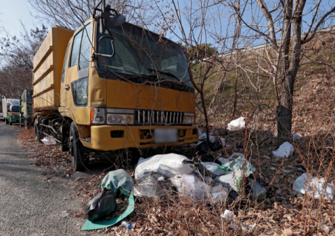 동구 자원재활용센터 인근 화물차·쓰레기 더미…수년째 방치 '흉물'