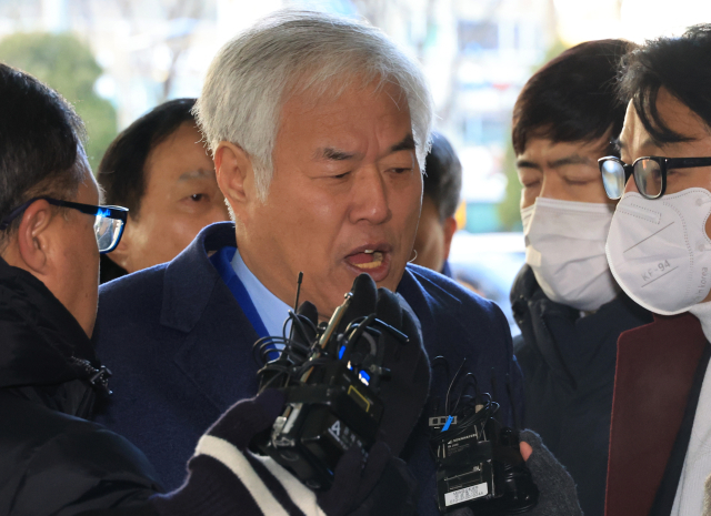 사랑제일교회 전광훈 목사가 13일 서울서부지방법원에서 열린 구속 전 피의자 심문에 출석하며 기자의 질문에 답하고 있다. 연합뉴스