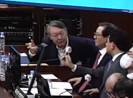 주먹 '쾅' 책상 내리친 尹 