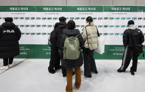 취업자 증가 2년째 10만명대…건설·제조업 부진 속 '쉬었음' 30대 역대 최대