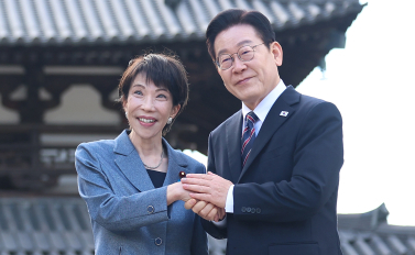 日 호류지서 다카이치 손 잡은 李 대통령 