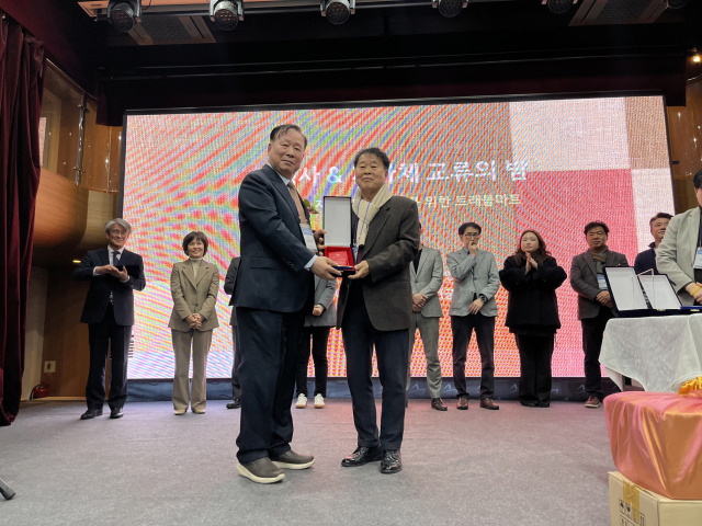 김준년 영주문화관광재단 대표이사(외른쪽)가 감사패를 전달 받고 있다. 영주시 제공