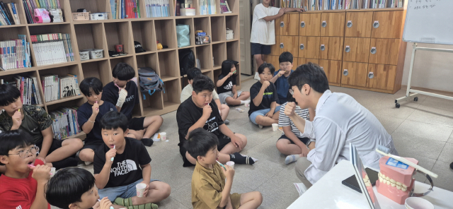 영주시보건소가 어린이를 대상으로 칫솔질 교육을 하고 있다. 영주시 제공