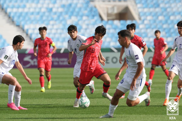 한국 U-23 축구대표팀의 김태원이 13일 사우디아라비아에서 열린 2026 AFC U-23 아시안컵 C조 마지막 경기였던 우즈베키스탄과의 대결 도중 드리블을 시도하고 있다. 연합뉴스