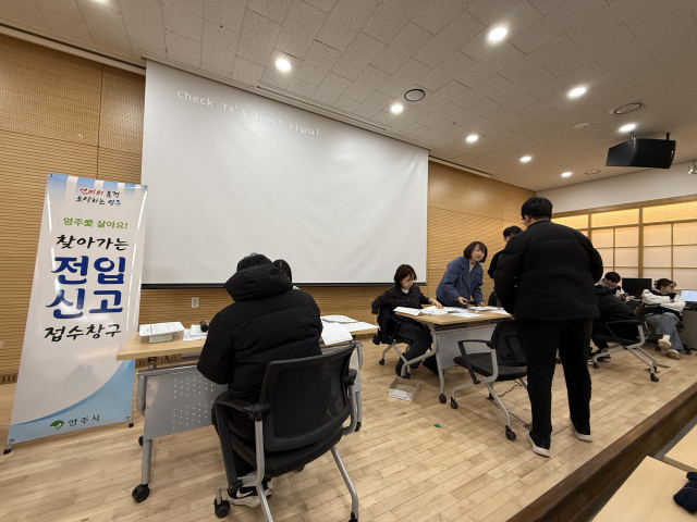 영주시가 항공고 신입생 오리엔테이션 장소를 방문, 찾아가는 전입창구를 운영하고 있다. 영주시 제공