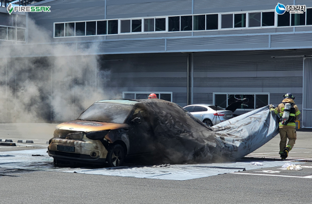 라지가 개발한 파이어싹 질식소화덮개 시연 모습. 라지 제공