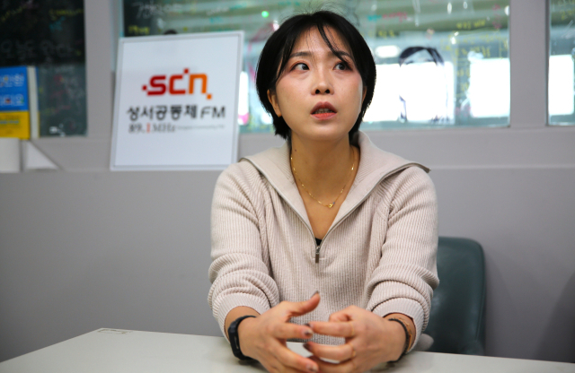 최원혜 성서공동체FM 사무국장이 사무실에서 방송국 이야기를 들려주고 있다. 김도훈 기자