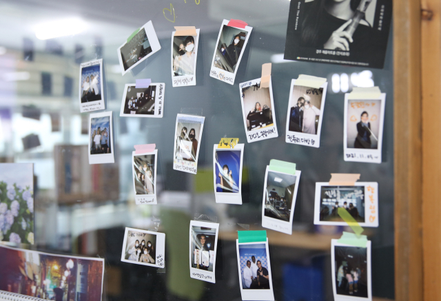 최원혜 성서공동체FM 사무국장 책상 옆에는 프로그램 진행자인 자원활동가 사진이 빼곡히 걸려 있다. 김도훈 기자