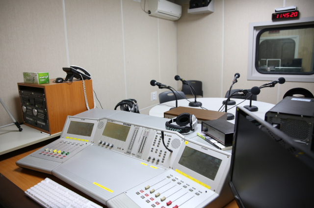 성서공동체FM 방송국 내 스튜디오 모습. 김도훈 기자