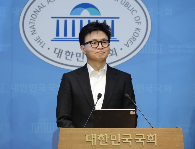 국민의힘 한동훈 전 대표가 14일 국회 소통관에서 당 윤리위원회가 본인을 제명 결정한 것과 관련해 입장을 밝히기 위해 입장해 있다. 연합뉴스