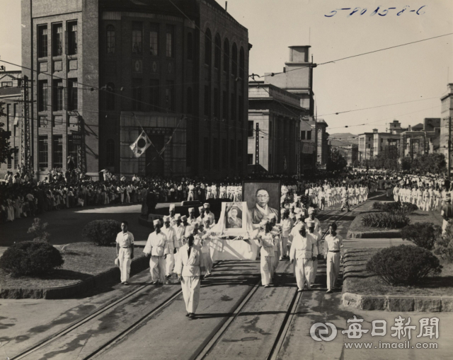 1949년 7월 5일 국민장으로 거행된 김구 장례 행렬. 서울운동장에서 영결식이 거행되고, 효창공원에 안장됐다. 국사편찬위원회 제공