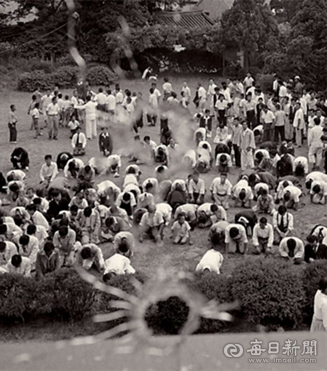 1949년 6월 26일, 총알 자국이 선명한 유리창 너머로 보이는 경교장 앞뜰. 이날 백범 김구 선생의 시해 소식을 듣고 달려온 시민들이 오열하고 있다. 백범김구선생기념사업회 제공