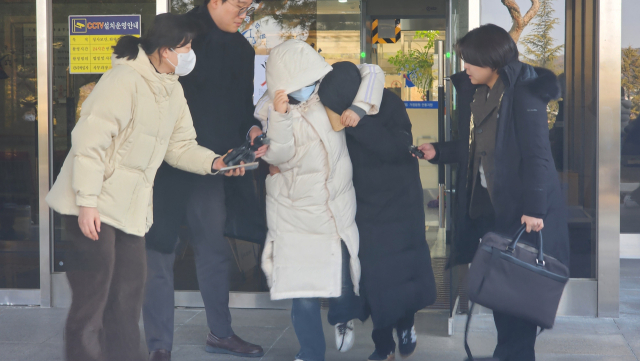 14일 오후 대구지법 안동지원에서 열린 1심 선고 이후 D양이 법을 빠져나가고 있다. 손병현 기자.