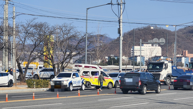 14일 오후 안동시 정하동 영가대교 교차로에서 환자를 이송하던 119구급차와 트럭이 충돌해 구급차가 크게 파손돼 있다. 이 사고로 구급차에 타고 있던 환자 1명이 숨지고 구급대원 등 3명이 중경상을 입었다. 손병현기자.