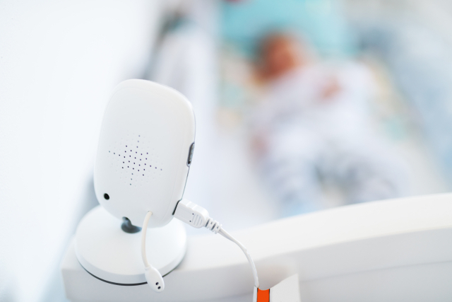 수면교육에 홈캠은 필수다. 혼자 누워 자는 연습을 시키면서도, 부모는 홈캠 화면을 끼고 밤을 보낸다.