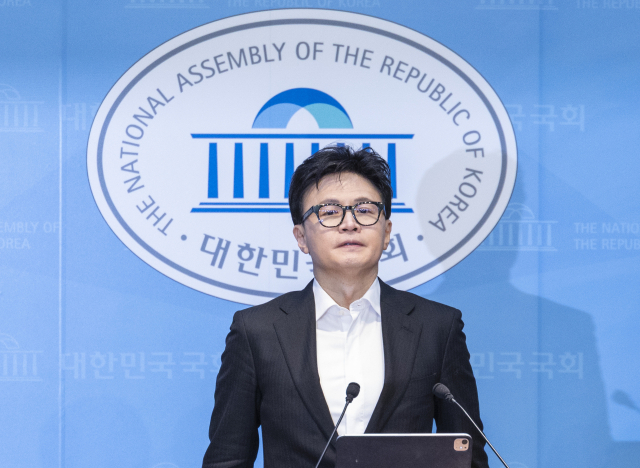 한동훈 국민의힘 전 대표가 14일 당 윤리위원회가 본인을 제명 결정한 것과 관련한 기자회견을 하기 위해 국회 소통관 기자회견장에 입장해 숨을 고르고 있다. 연합뉴스