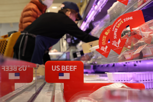 원·달러 환율이 급등하며 수입 물가도 함께 상승했다. 21일 한국은행 경제통계시스템의 수입물가지수에 따르면 커피 수입물가지수는 2020년을 100으로 할 때 지난 달 달러 기준으로 307.12이지만 원화 기준으로는 379.71로 나타났다. 커피 국제 시세가 급등한 탓에 달러 기준 수입 단가도 5년간 3배로 치솟았지만, 환율 영향까지 반영하면 원화 환산 가격은 5년 새 거의 4배로 오른 셈이다. 소고기 수입 물가는 달러 기준으로 5년간 30% 상승했다. 하지만 원화 기준으로는 60.6% 올라 상승 폭이 두 배에 이른다. 사진은 21일 서울 시내의 한 대형마트 육류 코너. 연합뉴스