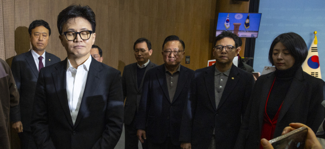 국민의힘 한동훈 전 대표가 14일 당 윤리위원회가 본인을 제명 결정한 것과 관련한 기자회견을 마친 뒤 의원들과 회견장을 빠져 나오고 있다. 연합뉴스