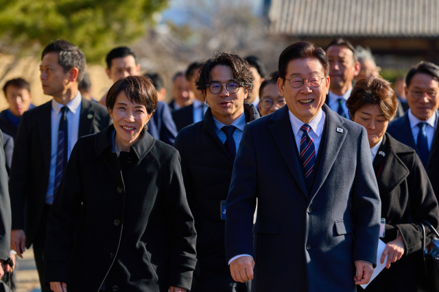 이재명 대통령과 다카이치 사나에 일본 총리가 14일 일본 나라현 대표 문화유적지인 호류지(법륭사)를 관람하고 있다. 연합뉴스