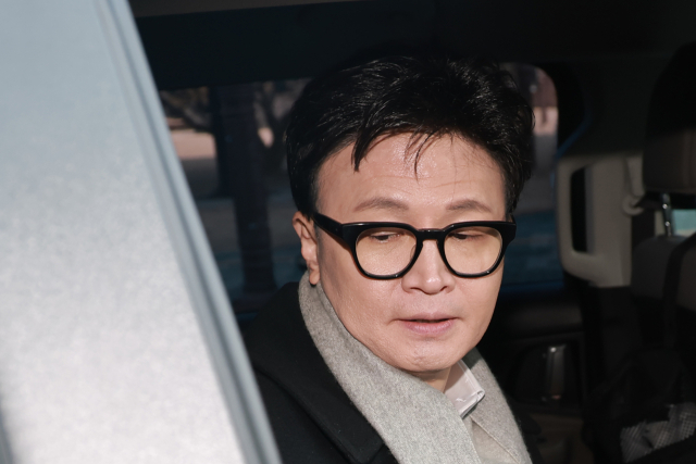 국민의힘 한동훈 전 대표가 14일 당 윤리위원회의 제명 결정 관련 기자회견을 마치고 국회의원회관을 잠시 방문한 뒤 차량에 탑승하고 있다. 연합뉴스