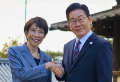 나란히 선 韓-日 정상, 다음 회담 장소는 李고향인 안동?