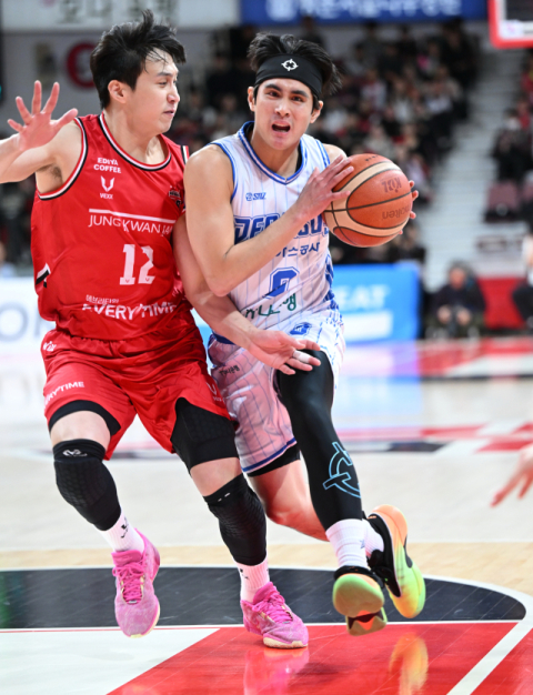 끝내 못 넘은 천적…가스공사, 정관장에 67대79패배