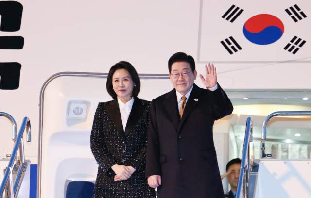 한일 정상회담 등 방일 일정을 마치고 귀국하는 이재명 대통령과 김혜경 여사가 14일 일본 오사카 간사이국제공항 공군 1호기에서 환송객에게 인사하고 있다. 연합뉴스