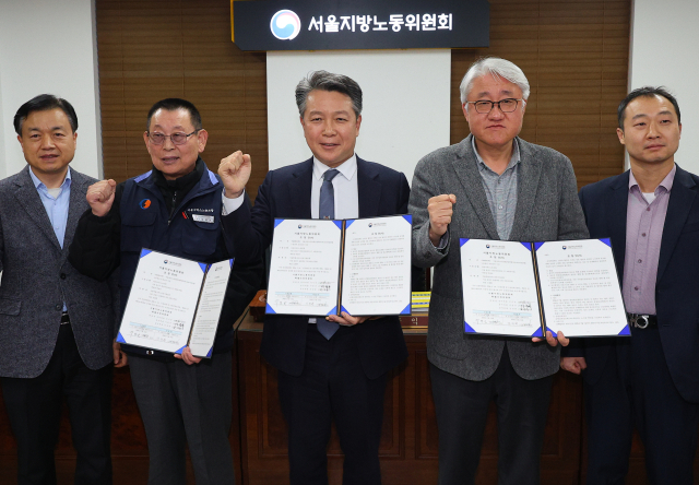 15일 서울지방노동위원회에서 열린 특별조정위원회 2차 사후 조정회의에 박점곤 서울시버스노동조합(버스노조) 위원장과 사측인 김정환 서울시버스운송사업조합 이사장이 노사 합의를 마치고 기념촬영을 하고 있다. 연합뉴스