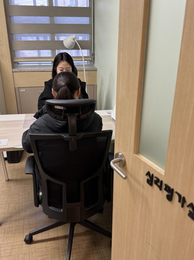 대구권역 난임·임산부 심리상담센터 상담사가 PHQ-9 우울감 검사를 소개하고 있다.