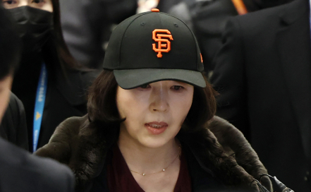 '강선우 1억 의혹' 김경, 업무용 태블릿·노트북 경찰 제출