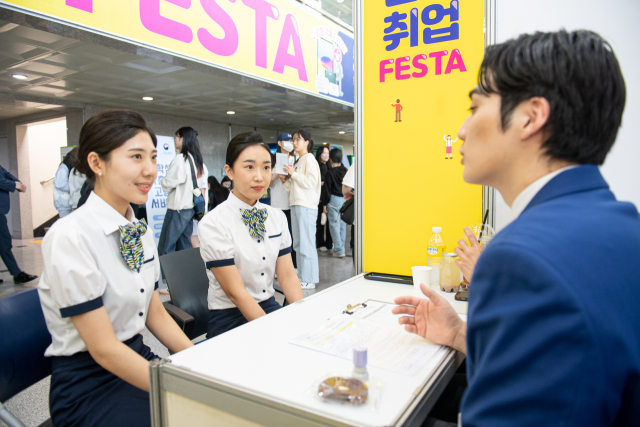 대구한의대학교 대학일자리플러스센터가 개최한 진로취업FESTA에 참여한 대구한의대 학생들이 취업 상담을 받고 있다. 대구한의대 제공