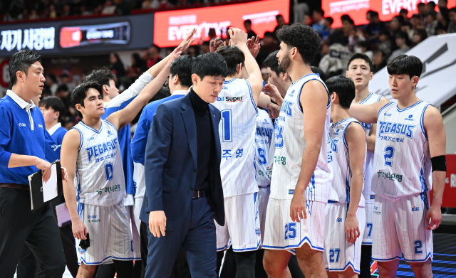 프로농구 대구 한국가스공사 페가수스 선수들이 14일 안양 정관장 레드부스터스와의 경기 중 작전타임에서 단합을 다지는 