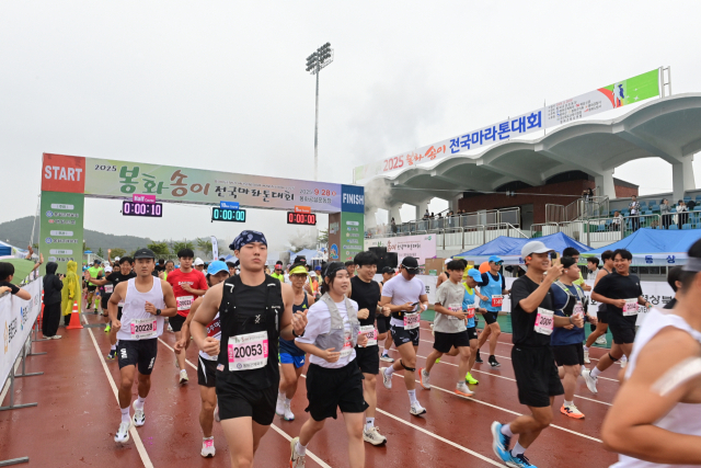 지난해 9월 28일 봉화에서 열린 2025 봉화송이전국마라톤대회 참가자들이 출발 신호에 맞춰 힘차게 달려나가고 있다. 매일신문DB